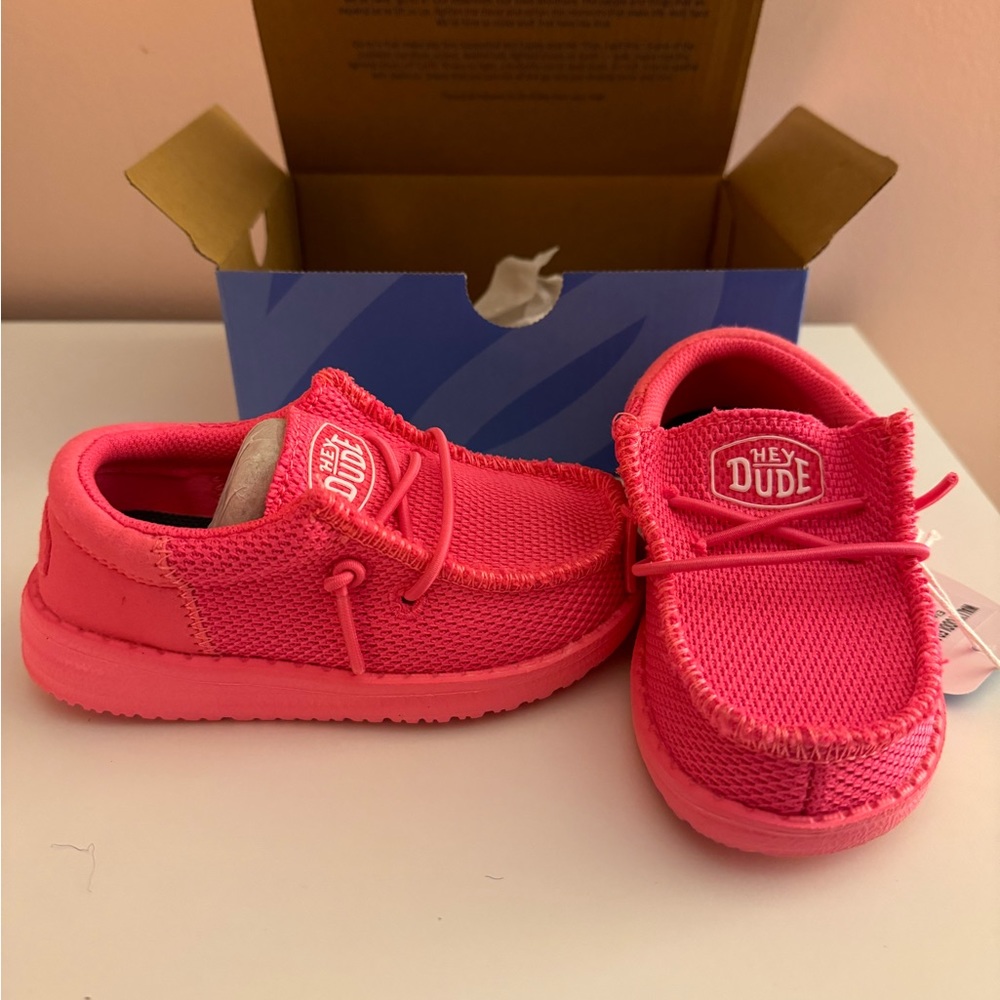 Hey Dude , Toddler size 7 , Wally electric pink